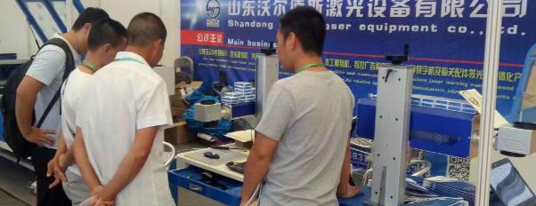 展會上客戶在了解產品